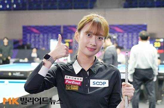 국내 여자3쿠션 랭킹 2위 최봄이가 3일 열린 ‘2025 광주3쿠션월드컵’에서 데뷔전을 치렀다. 최봄이는 1차예선에서 조2위로 아쉽게 대회를 마감했다. 두 번째 경기에서 승리한 최봄이가 포즈를 취하고 있다.