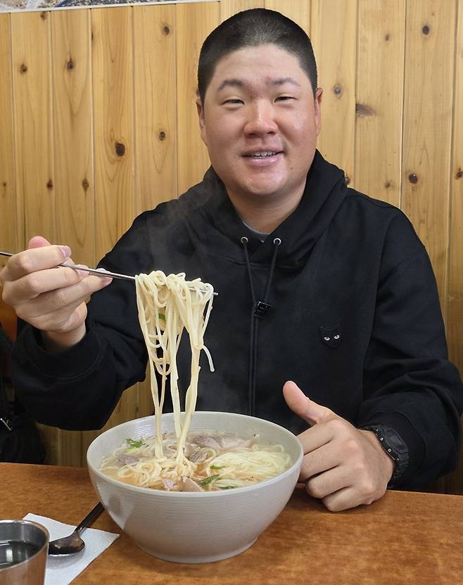 해병대 훈련소 입소를 앞두고 임성재는 고기국수를 선택했다. 제주에 오면 늘 먹는 음식으로 가장 좋아하는 고기국수를 먹고 최선을 다해 훈련을 받고 오겠다는 각오도 더했다. 조효성 기자