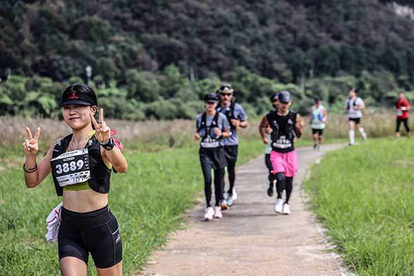 북한강 강변길을 뛰는 '트레일 런 챌린지' 도전자들. 큰 부상자 없이 축제 같은 분위기가 이어졌다.