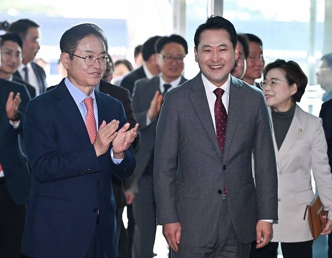 장동혁, 경북도청 찾아 예산정책협의회 참석 - 장동혁(오른쪽) 국민의힘 대표가 3일 경북 안동시 경북도청에서 열린 대구·경북 지역민생 예산정책협의회에 참석하기 위해 이동하고 있다. 왼쪽은 이철우 경북지사. 경북도 제공