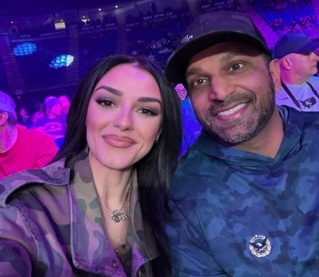 캐시 파텔(오른쪽) 미국 연방수사국(FBI) 국장이 지난달 25일(현지시간) 연인인 알렉시스 윌킨스와 펜실베이니아주 스테이트 칼리지에서 열린 프로레슬링 경기장에서 함께 찍은 사진. 컨트리 가수인 윌킨스는 이곳에서 미국 국가를 불렀는데, 두 사람이 사적으로 FBI 공용 제트기를 타고 이동했다는 의혹이 제기돼 논란이 일고 있다. X 캡처