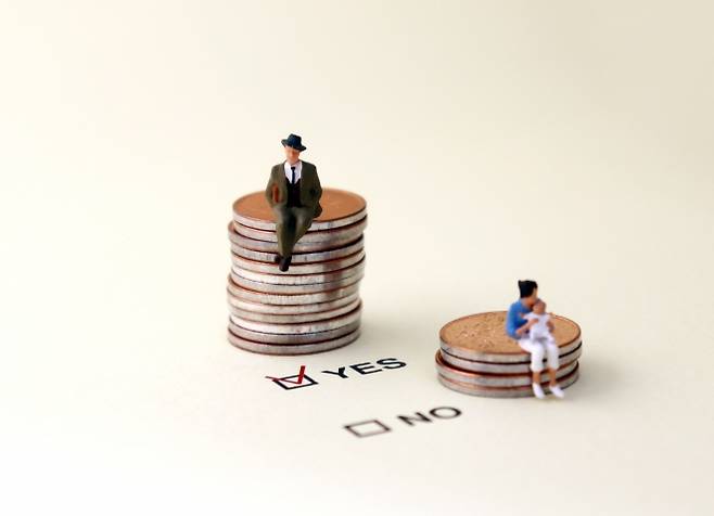 2035년까지 10경원 규모의 천문학적 재산이 세대 간 이전되면서 빈부 격차가 극대화될 것이라는 경고가 나왔다. 123rf