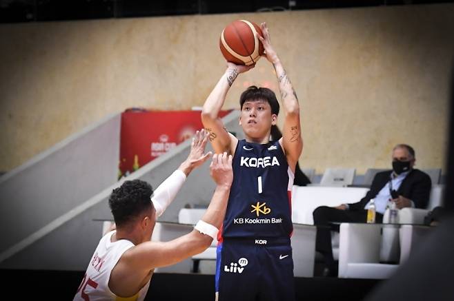 한국 농구 국가대표 최준용이 2022년 7월 인도네시아 자카르타에서 열린 2022 국제농구연맹(FIBA) 아시아컵 중국과의 조별예선에서 슛하고 있다. 대한민국농구협회 제공