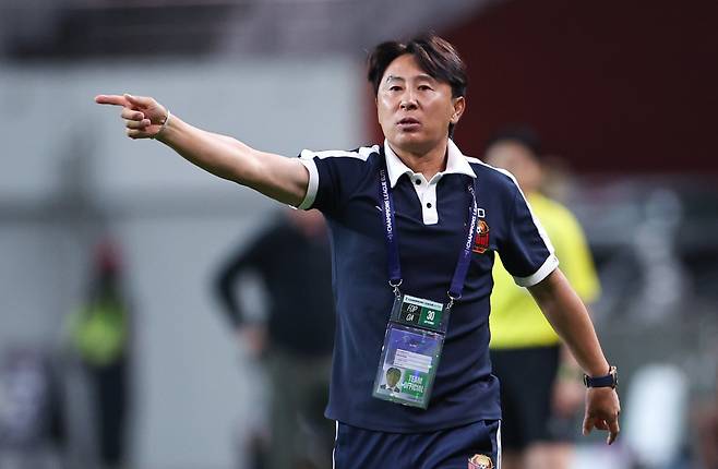 김기동 감독의 서울이 3일 청두와의 ACLE 홈경기를 승리로 장식하기 위해 린가드를 비롯한 필승 라인업을 가동했다. 9월 부리람전에서 김 감독이 선수들을 독려하는 모습. 상암|뉴시스