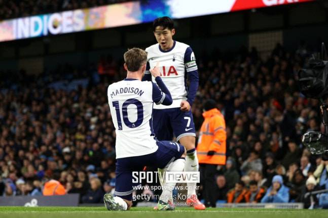 ▲ 생애 첫 우승에 손흥민은 눈물을 흘렸다. 누구보다 좋아하고 감격했다. 부상으로 경기에 나서지 못한 제임스 매디슨은 손흥민에게 곧바로 다가가 축하의 메시지를 전달했다. 서로 부둥켜안고 격려했다.