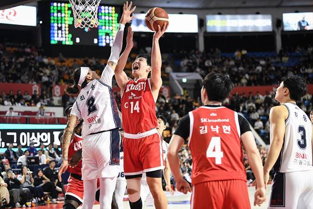 최준용(왼쪽)이 최부경의 슛을 막아서고 있다. /사진=KBL 제공