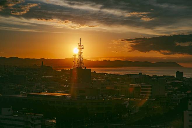 OMO5 하코다테 바이 호시노 리조트 뷰 욕실 객실에서 본 하코다테 일출