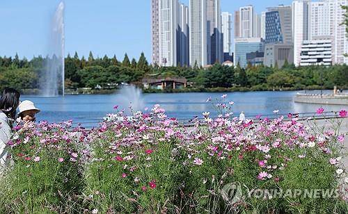 일산의 슬픔…'언제쯤 분당만큼 오를까' (고양=연합뉴스) 가을 일산 호수공원 전경. 같은 1기 신도시인 분당 아파트값이 폭등하는 가운데 GTX 개통에도 큰 폭 오름세 없는 일산.