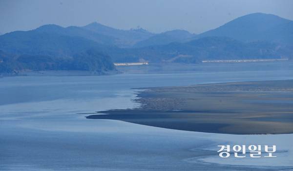 5일 인천 강화군 평화전망대에서 바라본 한강 하구의 모습. 4대강 하구 생태계 복원에 관한 특별법 제정과 관련해 접경지역인 한강 하구의 관리 방안을 별도로 마련해야 한다는 제언이 나온다. 2025.11.5 /조재현기자 jhc@kyeongin.com