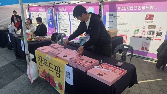 정찬희 대표가 판매 물건을 정리하고 있다. 김경수 기자