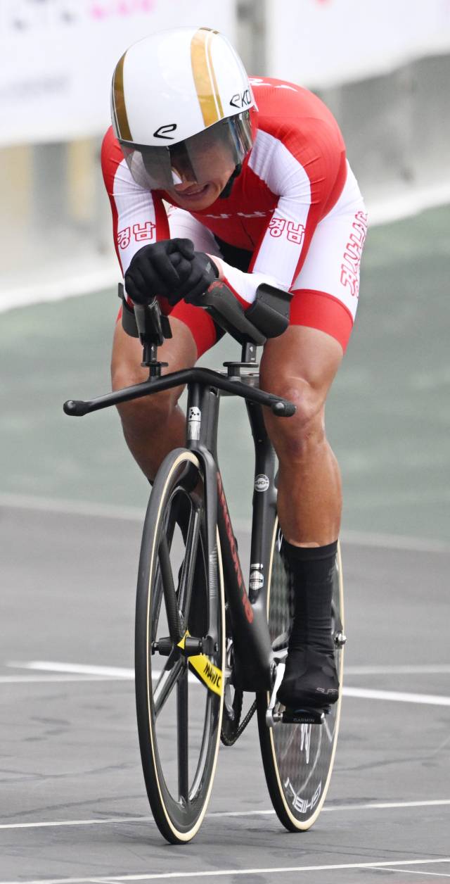 오른쪽 사진은 남자 트랙 MC4-5 개인추발 4㎞ 결승전서 질주하고 있는 정재남./김승권 기자/