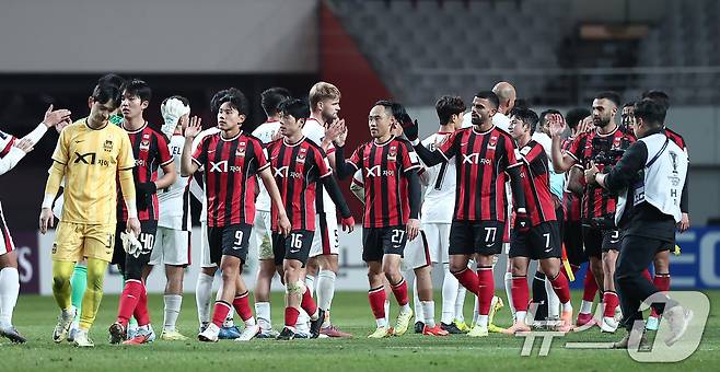 FC서울 선수들이 4일 서울 마포구 서울월드컵경기장에서 열린 '2025-2026 아시아축구연맹(AFC) 챔피언스리그 엘리트(ACLE)' 리그 스테이지 4차전 FC서울과 청두 룽청의 경기에서 0-0 무승부를 기록한 후 청두 선수들과 인사하고 있다. 2025.11.4/뉴스1 ⓒ News1 김성진 기자