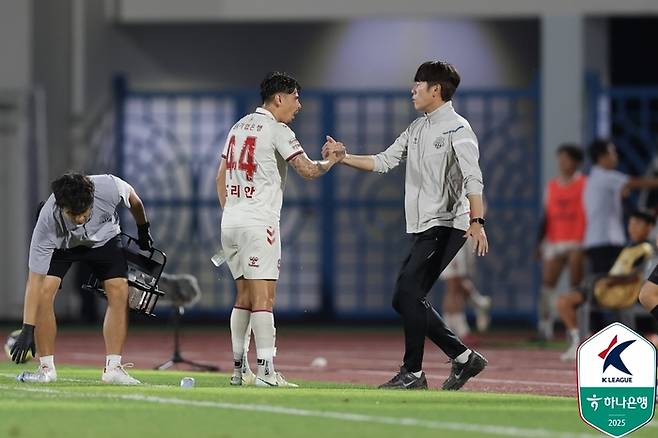 수원FC 윌리안과 김은중 감독. 제공 | 한국프로축구연맹