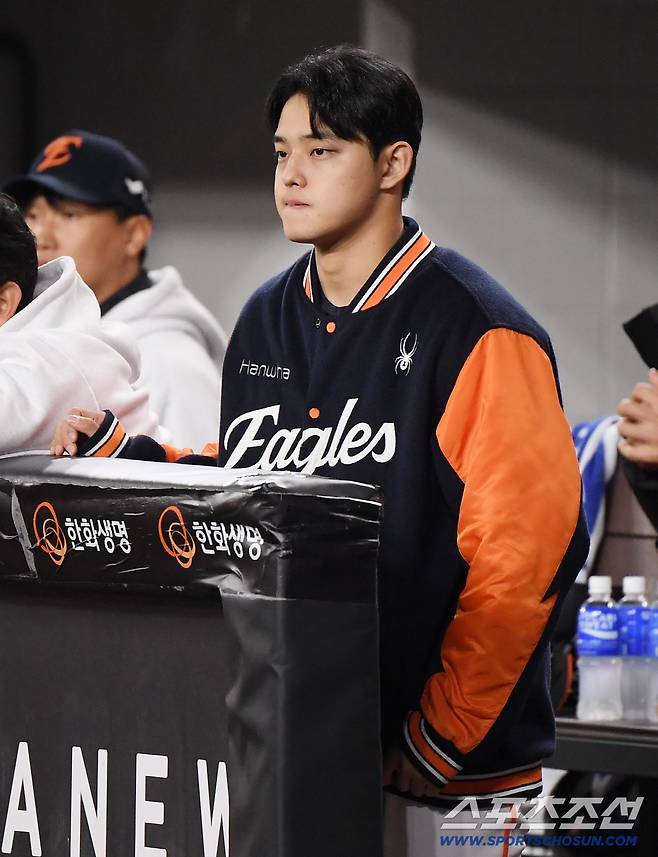 31일 대전 한화생명볼파크에서 열린 LG와 한화의 한국시리즈 5차전. 1이닝 만에 교체된 선발 문동주가 벤치에서 경기를 지켜보고 있다. 대전=정재근 기자 cjg@sportschosun.com/2025.10.31/