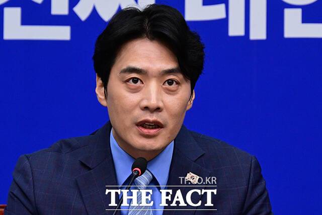 더불어민주당이 대장동 개발 특혜 의혹 1심 판결을 고리로 이재명 대통령의 배임 혐의 사건 공소 취소를 본격적으로 요구하고 있다. 동시에 배임죄 폐지 의지를 재확인했다. 한준호 민주당 정치검찰 조작기소 대응특별위원장은 3일 기자회견을 열고 "검찰은 이 대통령에 대한 배임죄 기소를 당장 취소해야 한다"고 촉구했다. /남윤호 기자