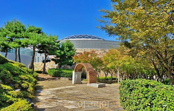 클레이아크김해미술관 '큐빅하우스(오른쪽)'와 '클레이아크 타워' . 산책로에서 바라본 '돔하우스' 지붕.jpg" /사진-한국관광공사