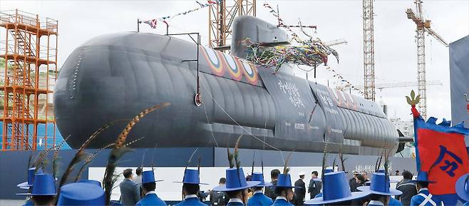 지난달 22일 경남 거제시 한화오션 조선소에서 해군의 차세대 3600t급 잠수함 장영실함의 진수(進水)식이 열렸다. 최대 60조원 규모 캐나다 잠수함 사업에서 독일과 경쟁하는 한국 원팀의 수출형 모델이다. 최근 방한한 캐나다 총리, 해군사령관 등 고위 관계자가 직접 한화오션 조선소에서 장영실함을 둘러보기도 했다. /김동환 기자