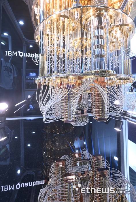 IBM이 전시에서 선보인 양자컴퓨터 퀀텀의 모습입니다. 핵심인 칩은 아래쪽에 붙어 있어 앉거나 자세를 숙여야 겨우 볼 수 있습니다. 양자컴퓨터는 전세계에서 연구하고 있지만 막대한 비용 문제로 빅테크 기업들이 주도하고 있습니다. AI와 함께 양자컴퓨터의 시대가 도래했습니다. 박지호기자 jihopress@etnews.com