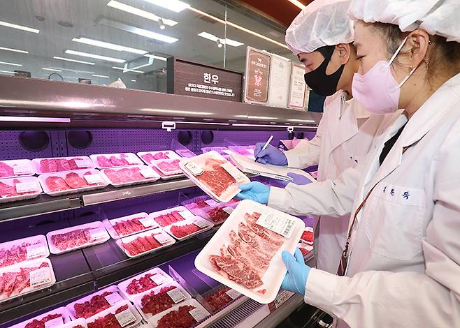 대구시 보건환경연구원과 북구청 등 합동점검반 관계자들이 쇠고기와 돼지고기 등 축산물 안전성 검사를 위한 현장 점검을 하고 있다. 2023.1.10 (ⓒ뉴스1, 무단 전재-재배포 금지)