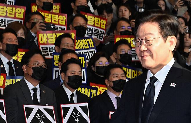 2026년도 예산안 대통령 시정연설을 위해 4일 이재명 대통령이 서울 여의도 국회에 도착해 사전환담장으로 이동하는 가운데 장동혁 대표(앞줄 왼쪽에서 두번째) 등 국민의힘 의원들이 침묵시위를 벌이고 있다. 대통령실사진기자단