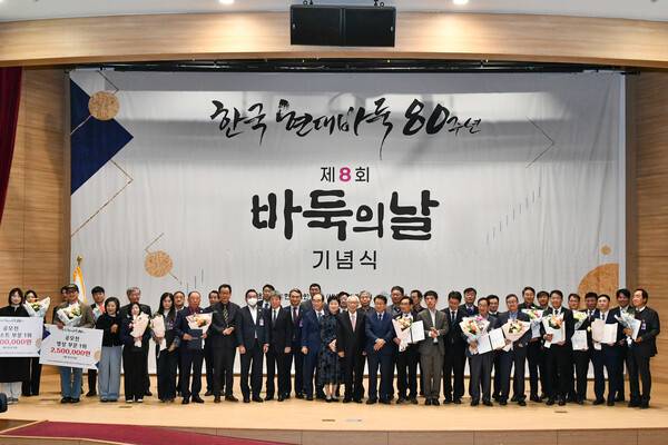 이창호 9단 등이 5일 국회의원회관에서 열린 8회 바둑의 날 행사장에서 기념사진을 찍고 있다. 한국기원 제공