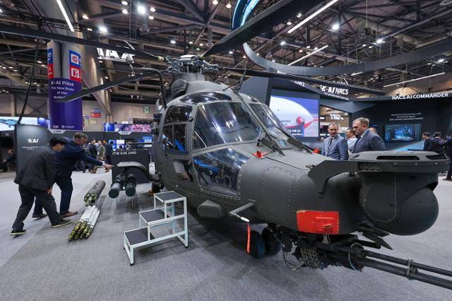 10월 20일 경기 고양시 킨텍스에서 열린 '서울 국제항공우주 및 방위산업 전시회(ADEX) 2025'에서 한국항공우주산업(KAI) 부스를 찾은 관람객들이 소형무장헬기(LAH)를 살펴보고 있다. 뉴스1
