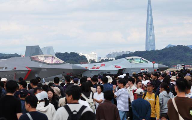 10월 19일 경기 성남시 서울공항에서 열린 '서울 국제항공우주 및 방위산업 전시회(ADEX) 2025'를 찾은 관람객들이 KF-21을 살펴보고 있다. 연합뉴스