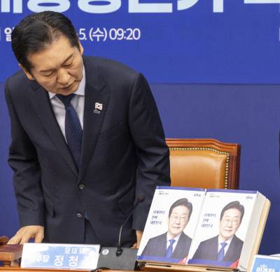 시선 집중 정청래 더불어민주당 대표가 5일 국회에서 열린 제21대 대통령선거 백서 발간 시연회에서 백서의 표지를 보고 있다. 연합뉴스