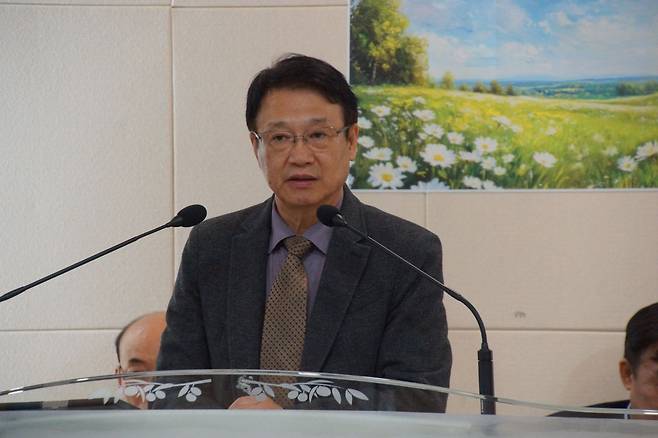 엄정길 부산교회총연합회 대표회장이 지난 4일 부산 신성교회에서 열린 성전복구감사예배에서 축사를 하고 있다. 엄 대표회장은 “신성교회가 ‘불의 역사’를 경험하고 이 지역에 하나님 나라를 확장하기를 바란다”고 말했다.