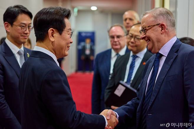 (서울=뉴스1) 허경 기자 = 이재명 대통령과 앤소니 알바니지 호주 총리가 30일 경북 경주 APEC 정상회의장에서 열린 한-호주 정상회담에 앞서 악수하고 있다. (대통령실 제공. 재판매 및 DB 금지) 2025.10.30/뉴스1 Copyright (C) 뉴스1. All rights reserved. 무단 전재 및 재배포, AI학습 이용 금지. /사진=(서울=뉴스1) 허경 기자