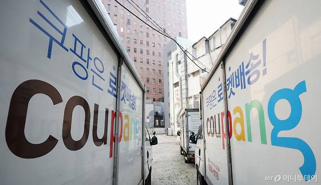 서울 시내 한 주차장에 쿠팡 배송 차량이 주차돼 있다. /사진제공=뉴스1