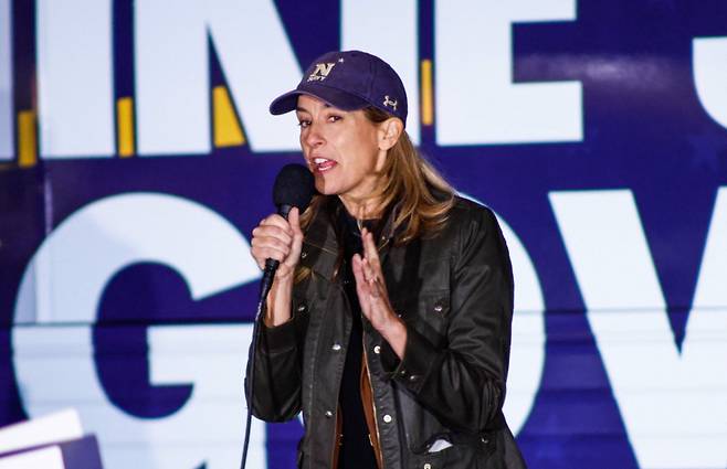 3일(현지시간) 미키 셰릴 민주당 뉴저지 주지사 후보가 뉴저지주 몬트클레어에서 열린 선거 유세 행사에서 연설하고 있다. 셰릴 후보는 4일 치러지는 뉴저지 주지사 선거에서 잭 시아타렐리 공화당 주지사 후보와 치열한 접전을 벌일 예정이다. 2025.11.03. /AFPBBNews=뉴스1