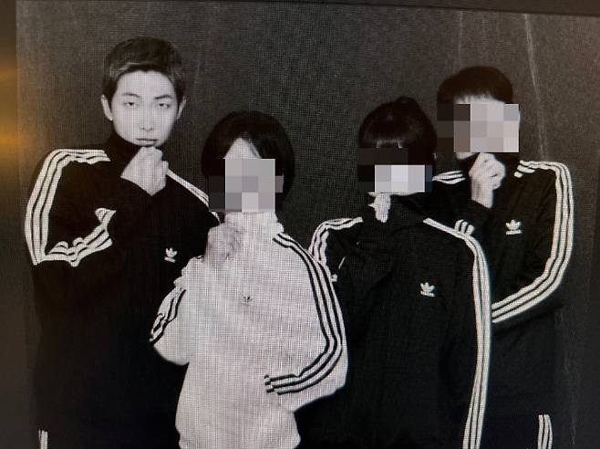 방탄소년단(BTS) RM이 단란한 가족사진을 공개했다. /사진=인스타그램 갈무리