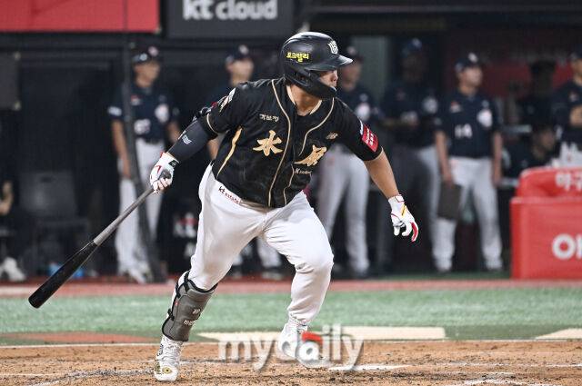 9일 오후 경기도 수원시 조원동 수원KT위즈파크에서 열린 '2025 프로야구 KBO리그' KT위즈와 두산베어스의 경기. KT 강백호가 7회말 1사에서 안타를 치고 있다./마이데일리