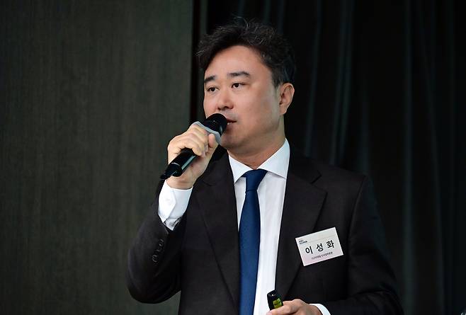 이성화 GS리테일 신사업부문장이 ‘K-편의점 성공적인 해외 진출 전략과 과제’를 주제로 강연하고 있다. 이상섭 기자