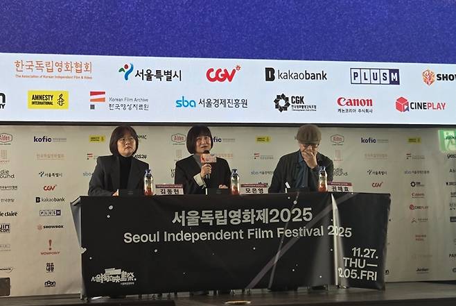 5일 서울 동작구 메가박스 아트나인에서 열린 제51회 서울독립영화제 공식 기자회견에 참석한 김동현 프로그램위원장, 모은영 집행위원장, 권해효 배우프로젝트 기획 및 심사위원. 최영주 기자