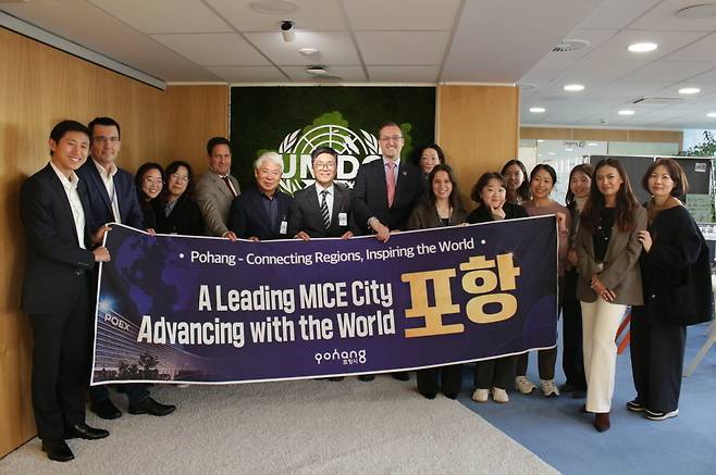 포항시는 지난 3일(현지시간) 오스트리아 비엔나에 위치한 유엔산업개발기구(UNIDO) 본부를 공식 방문한 가운데 UNIDO 관계자와 기념촬영을 하고 있다. 포항시 제공