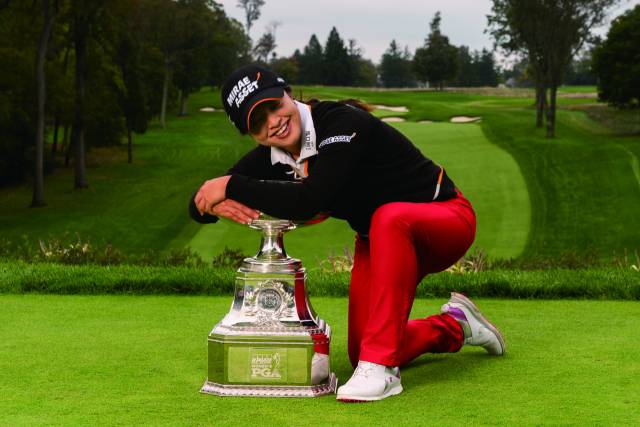 2020년 메이저 대회인 KPMG 여자 PGA 챔피언십 우승 후 트로피를 안고 기뻐하고 있는 김세영. 그해 김세영은 올해의 선수로도 뽑혔다. 김세영은 "2020년은 살도 빼고 가장 예뻐 보이는 나이인데다 우승도 많이 했다. 나의 리즈 시절이었다"고 했다.