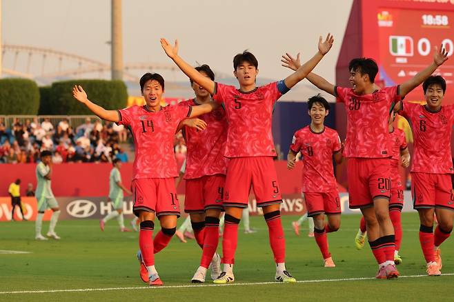 U-17 축구대표팀 주장 구현빈(5번)이 5일(한국시간) 카타르 도하의 어스파이어 존에서 열린 멕시코와 2025 U-17 월드컵 조별리그 F조 1차전 전반 19분 선제골을 터트린 뒤 동료들과 기뻐하고 있다. 2-1로 이긴 한국은 같은 장소에서 열릴 스위스전(8일)과 코트디부아르전(10일)에서 기세를 이어가면 목표인 조별리그 통과에 다가설 수 있다. 사진제공│대한축구협회