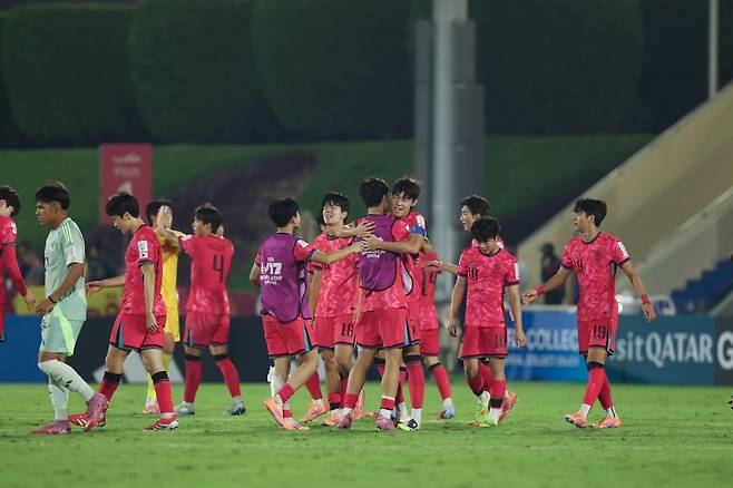 U-17 축구대표팀 선수들이 5일(한국시간) 카타르 도하의 어스파이어 존에서 열린 멕시코와 2025 U-17 월드컵 조별리그 F조 1차전에서 2-1로 이긴 뒤 기뻐하고 있다. 한국은 같은 장소에서 열릴 스위스전(8일)과 코트디부아르전(10일)에서 기세를 이어가면 목표인 조별리그 통과에 다가설 수 있다. 사진제공│대한축구협회