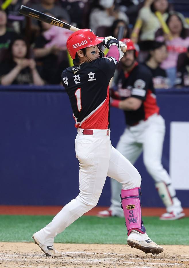 KIA는 2026년 프리에이전트(FA) 시장에 박찬호를 포함해 6명의 선수를 내보내게 됐다. 타 팀에서도 관심의 대상에 오른 박찬호는 이번 FA 시장에서 대어로 분류되는 자원이다. 그의 최종 행선지에 따라 FA 시장은 크게 요동칠 것으로 보인다. 뉴시스