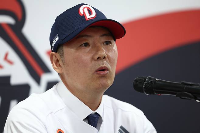 김원형 두산 베어스 신임 감독이 23일 서울 잠실야구장에서 열린 취임식에서 취임사를 하고 있다. 연합뉴스