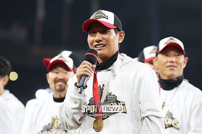 ▲ 염경엽 감독이 작가로 변신했다. ⓒ곽혜미 기자