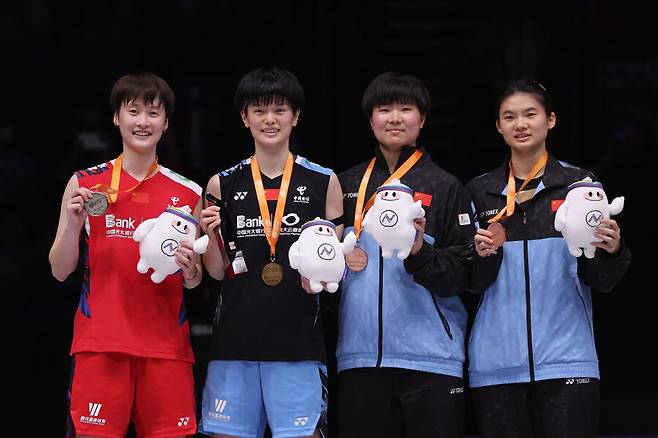 ▲ 이번 중국 전국체전은 세계 1위의 이름이 빠진 ‘그들만의 리그’에 불과하다. 안세영의 시대, 그 누구도 그 벽을 넘지 못하고 있다. 중국은 이번 대회에서 그나마 대항마를 찾으려고 한다. 사진 왼쪽부터 천위페이, 왕즈이, 허빙자오, 한웨.