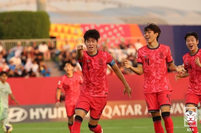 ▲ 멕시코전 전반전, 김도민의 크로스가 주장 구현빈(사진 가운데)의 선제골이 됐다 ⓒ대한축구협회
