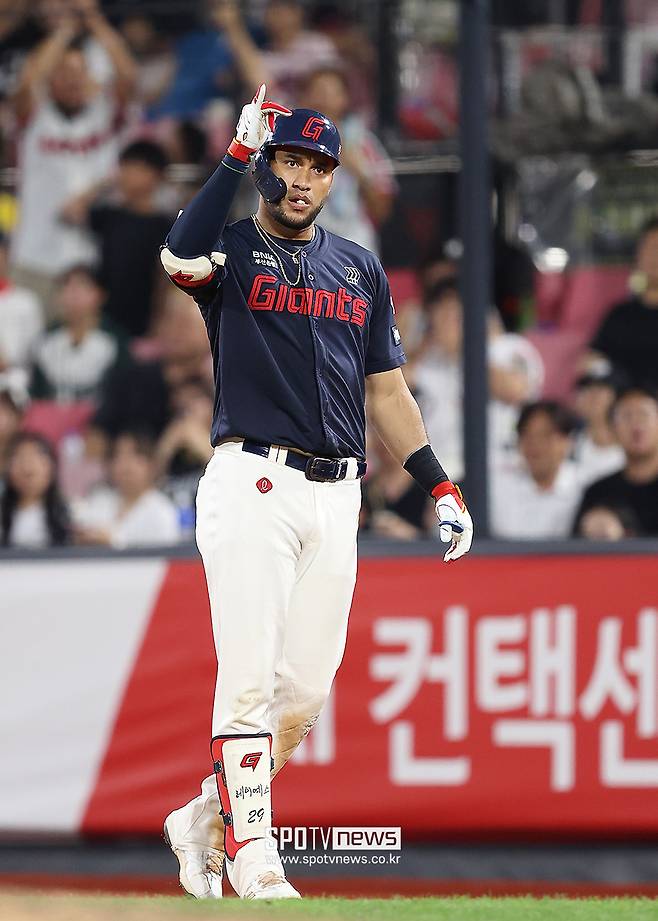 ▲ 2024년 200안타 시즌을 만든 빅터 레이예스는 아직 재계약 여부를 확정하지 못했다 ⓒ곽혜미 기자