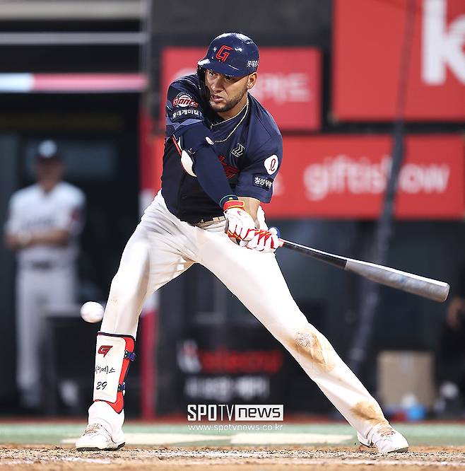▲ 레이예스는 뛰어난 안타 생산 능력을 자랑하지만, 장타력이 부족한 팀 현실과 어울리지 않는다는 평가도 있다 ⓒ곽혜미 기자