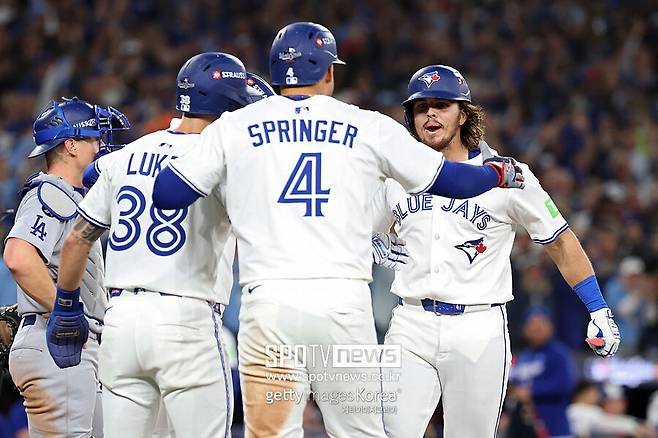 토론토 블루제이스는 월드시리즈 1차전에서 11-4로 다저스를 꺾었다.