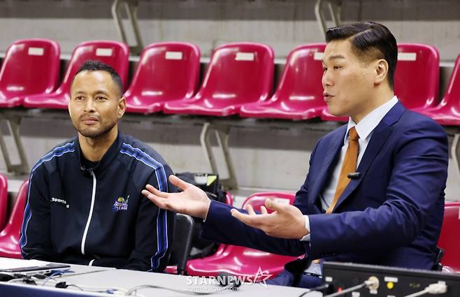 왼쪽부터 SBS '열혈농구단' 코치 전태풍, 감독 서장훈 /사진=김휘선 기자 hwijpg@