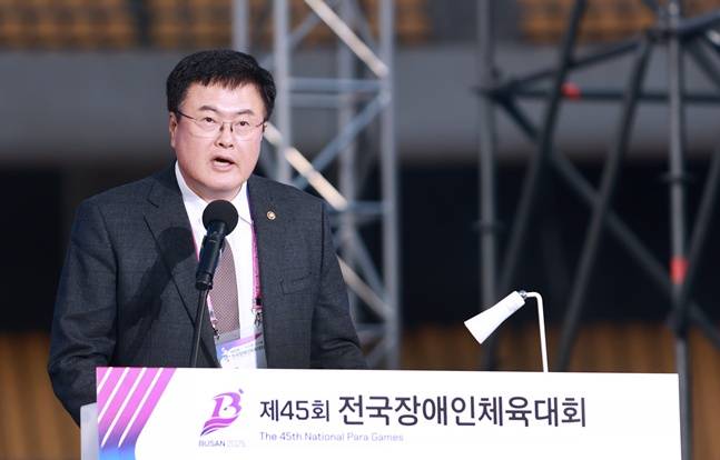 김대현 문화체육관광부 제2차관이 31일 부산아시아드주경기장에서 열린 '제45회 전국장애인체육대회' 개회식에서 대회 개회를 선언하고 있다. /사진=문체부